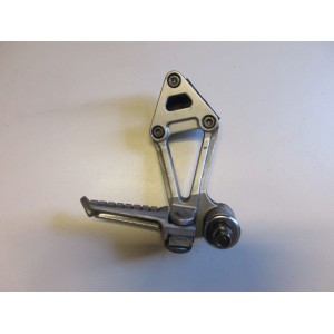 Kawasaki GPX600R voetsteun rechts achter met schetsplaat